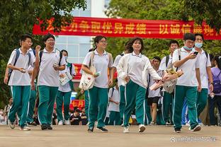 布莱顿球迷谈与罗马球迷冲突：我以为自己是成龙，飞踢了对方一脚